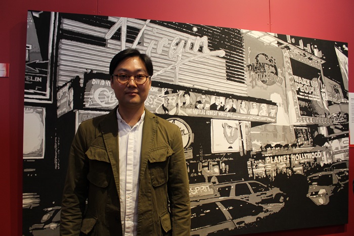 El artista Jang Jeorok y su obra “Times Square” en tinta coreana y acrílico en papel coreano. | Alejandra Cruz